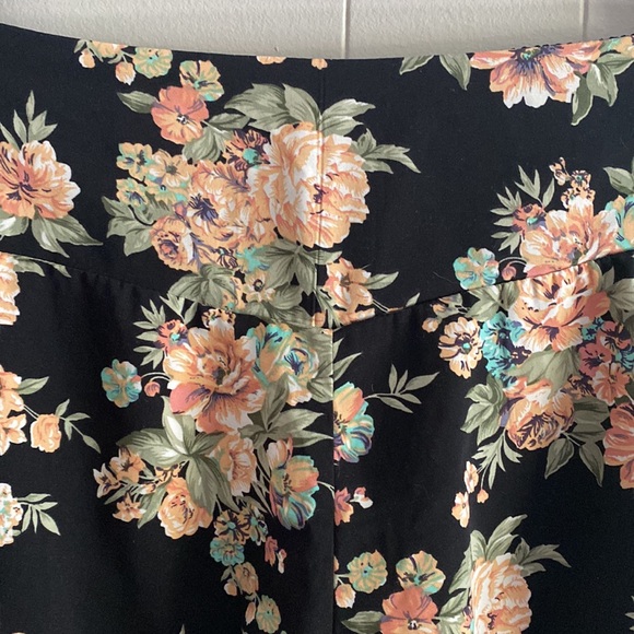 UK 2 LA floral shorts size L - Picture 4 of 5